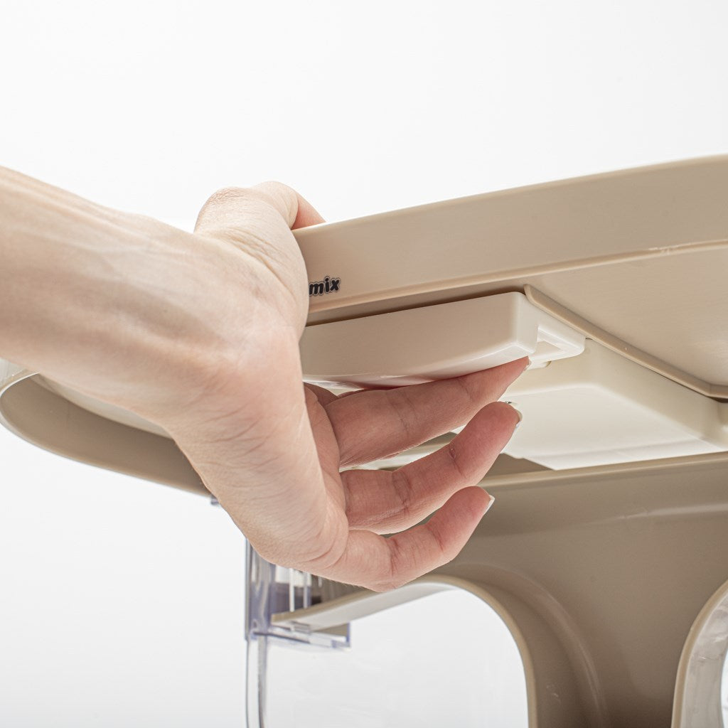 chaise haute bébé pieds en bois et assise transparente